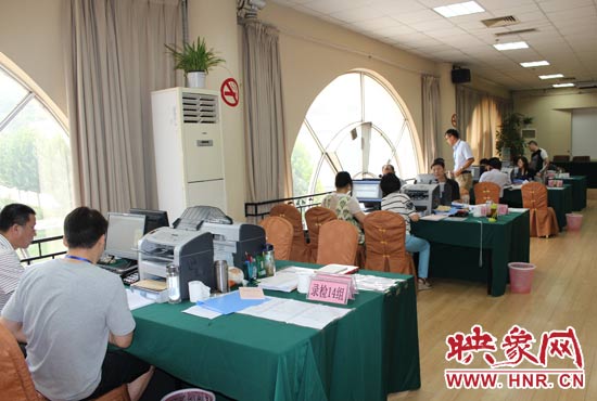 高招錄取現(xiàn)場錄檢組工作人員正在緊張工作中。