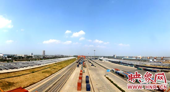 鄭州鐵路集裝箱中心站內，滿載貨物的國際班列從這里開出。段晉哲/攝