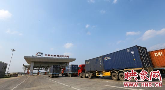 一頭連著生產(chǎn)，一頭牽著消費，現(xiàn)代物流業(yè)成為經(jīng)濟(jì)運行的血脈。 段晉哲/攝