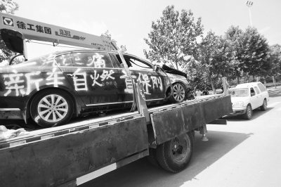 馬路這邊車主雇吊車拉車訴苦 馬路這邊車主雇吊車拉車訴苦