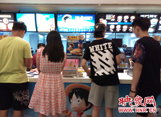 排隊(duì)買飯的食客 排隊(duì)買飯的食客