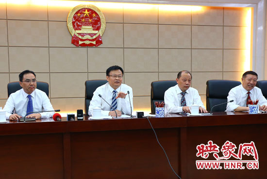 專題詢問會(huì)結(jié)束后，省人大組織召開記者提問會(huì)。