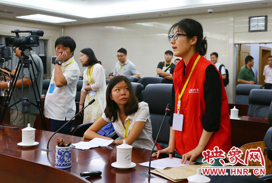 映象網(wǎng)記者就網(wǎng)友關(guān)心熱點(diǎn)問題向省教育廳副廳長(zhǎng)尹洪斌提問。