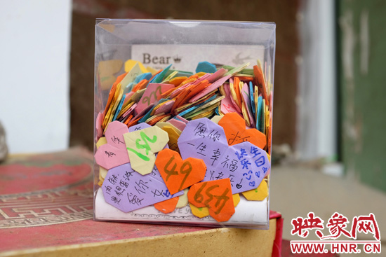 王書(shū)佳的床邊放著一個(gè)玻璃瓶子，里面是521顆紙心，是生日的時(shí)候同宿舍的朋友送給她的。