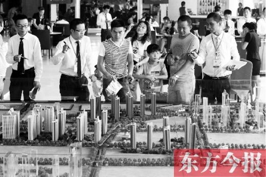 昨天上午，在鄭州市區(qū)一售樓部內(nèi)，看房的顧客比平時(shí)多了不少