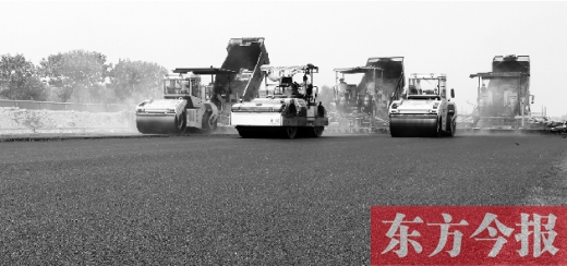 鄭州通航試驗(yàn)區(qū)上街機(jī)場(chǎng)的改擴(kuò)建工程正在緊張施工，寬闊的跑道已經(jīng)基本竣工