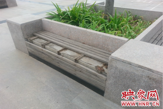 基礎(chǔ)設(shè)施破壞嚴(yán)重，一直無人修理。