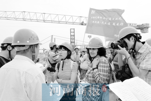 國(guó)內(nèi)外記者聚焦河南交通建設(shè)