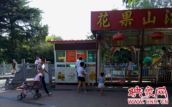 公園內(nèi)每一個(gè)游樂場都專門一個(gè)收費(fèi)窗口