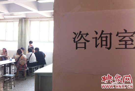 在金水區(qū)教體局設(shè)立的“復(fù)議”現(xiàn)場(chǎng)，家長(zhǎng)們提出了各式各樣的問(wèn)題。