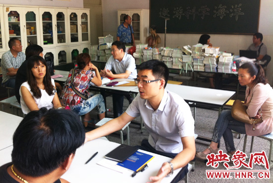 各區(qū)受理咨詢的教育部門工作人員對(duì)于提出的問(wèn)題一一作出解答。