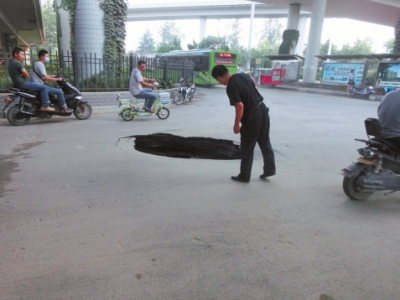 市民探頭看，大坑“深不可測(cè)”。