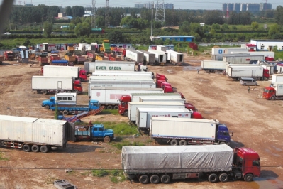 抓賭前，處警民警就藏身在這些廂式貨車內(nèi)。