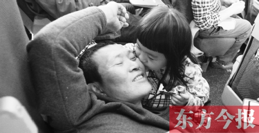 女兒嘟嘟不時(shí)的親吻是他最好的“鎮(zhèn)痛藥”。