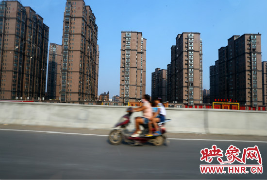 三環(huán)快速路開通后，仍有一些電動(dòng)車違規(guī)上橋。