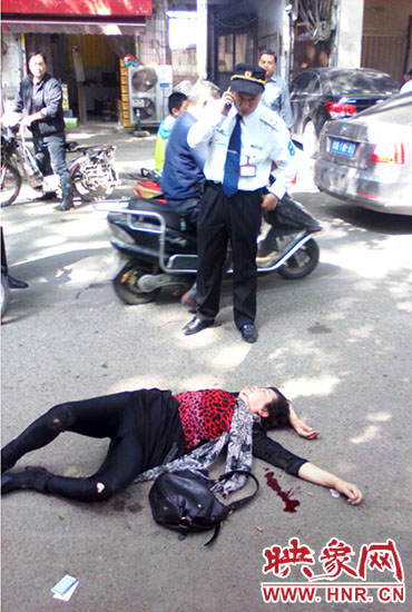 一名老年人當(dāng)場昏迷。