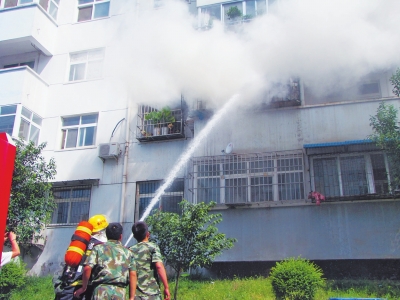 陽(yáng)臺(tái)內(nèi)的火勢(shì)得到控制 陽(yáng)臺(tái)內(nèi)的火勢(shì)得到控制