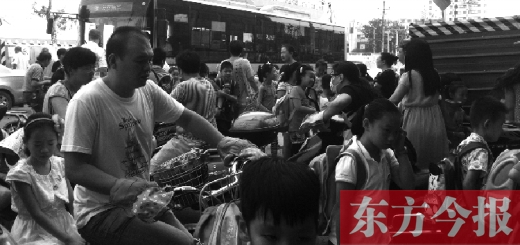 9月4日下午，文化路一小附近，大批陪讀家長接孩子。