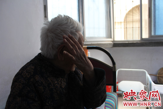 說起敬老院要搬遷,老太太忍不住流眼淚。