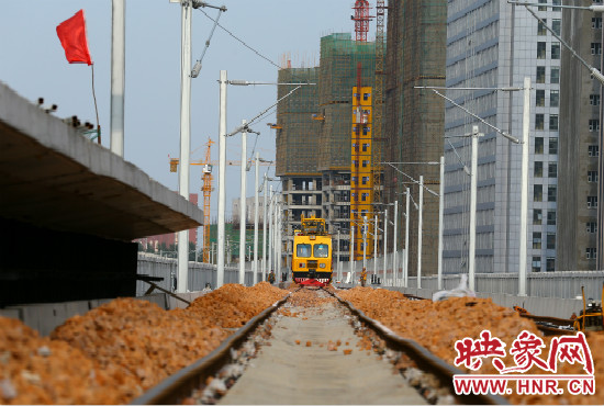 工程車在鋪好的軌道上忙碌不停。