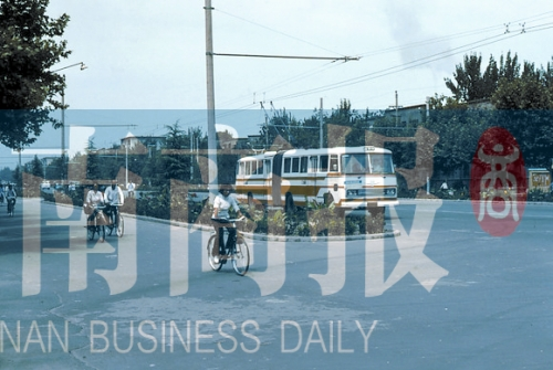 1983年的建設(shè)路，已經(jīng)有了電車