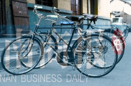 自行車是那時(shí)最時(shí)髦的交通工具，路邊清一色是“飛鴿牌”