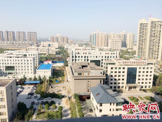 一座4層的建筑樓頂蓋上了四合院。