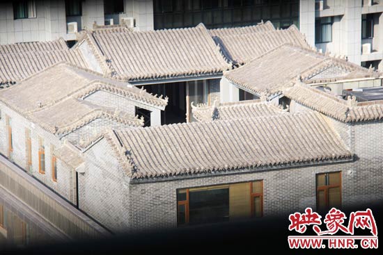 這座建筑里面的裝修奢華考究，門窗和吊頂均為紅木。