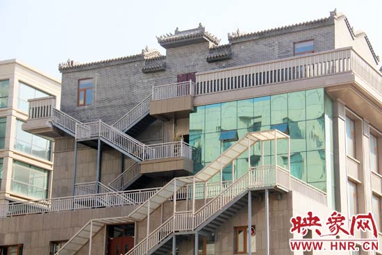 這座建筑的背面，已建好步梯。