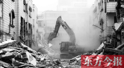 昨日，鄭州市棗莊社區(qū)拆遷現(xiàn)場(chǎng)，揚(yáng)塵漫天，附近居民叫苦不迭