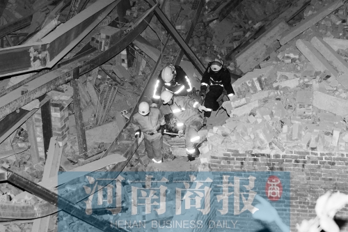 昨晚8點30分，消防員從廢墟中救出一名被埋者