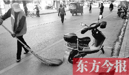 昨日，鄭州市中州大道上，穿梭于車流中上崗的環(huán)衛(wèi)工