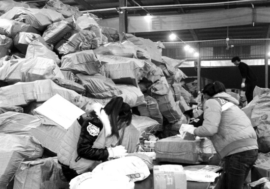 “雙十一”過后快遞業(yè)迎來投遞高峰，鄭州一家快遞公司網(wǎng)點(diǎn)內(nèi)，快遞堆積如山，分揀員24小時不間斷工作