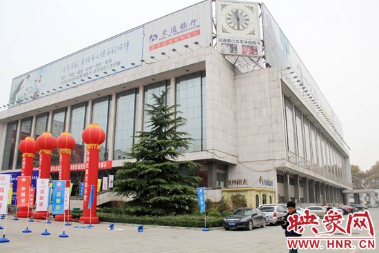 11月28日，記者從鄭州市政府獲悉，河南省人民會堂決定拆除違法存在10多年的巨型樓頂廣告。