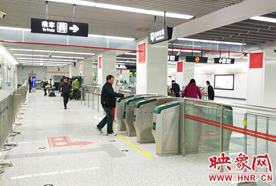 進站處也沒有工作人員。