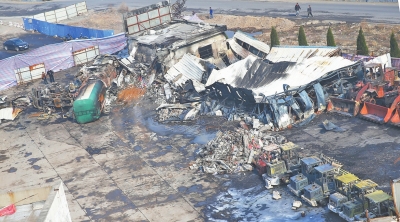 事故汽車站內(nèi),不少車輛被燒得面目全非。