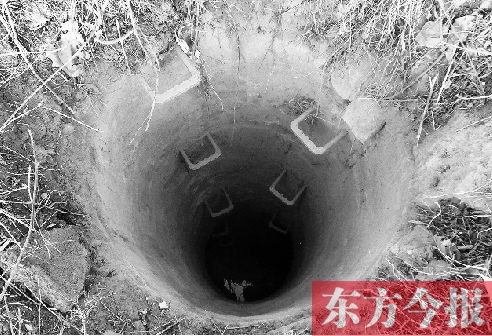 昨日,鄭州市南三環(huán)與啟福大道交叉口,惹事的無(wú)蓋窨井仍然張著大口