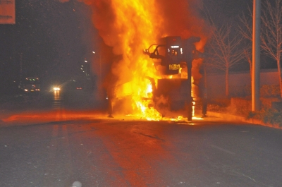 火勢異常兇猛,消防官兵都無法靠近。