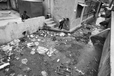 污水溝成了附近的孩子們放學后逗留的場所，十分令人擔憂。