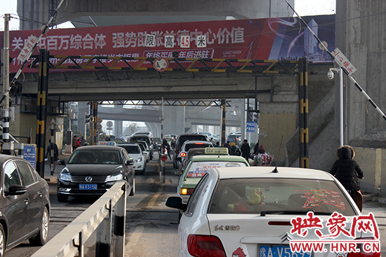 金水路沙口路交叉口的車流 金水路沙口路交叉口的車流