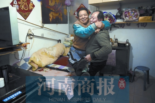 2015年1月15日，老鄰居抱起180斤重的高新海去坐三輪車，準(zhǔn)備出去轉(zhuǎn)轉(zhuǎn)