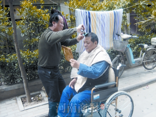 2011年8月18日，老鄰居給高新海剪發(fā)