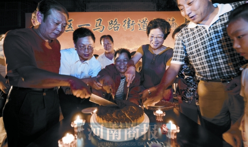 2008年9月14日，老鄰居們?yōu)楦咝潞Ｅe辦中秋賞月會(huì) 井勇/供圖