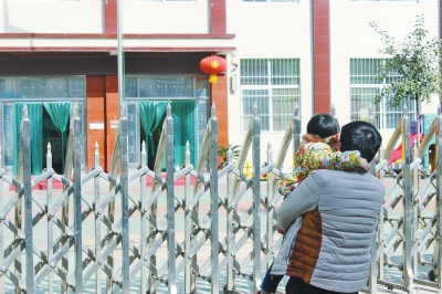 爸爸抱著4歲的兒子向幼兒園要說法 爸爸抱著4歲的兒子向幼兒園要說法