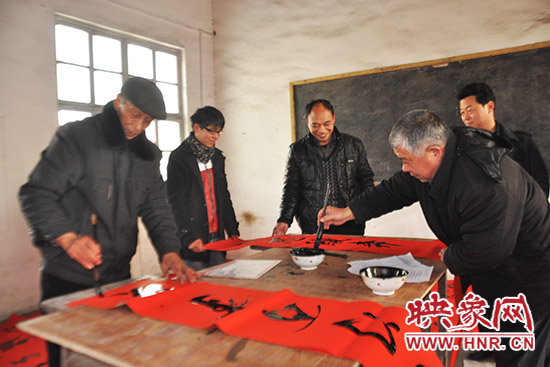鞏義市魯莊鎮(zhèn)農(nóng)民書法愛好者正在寫春聯(lián)。