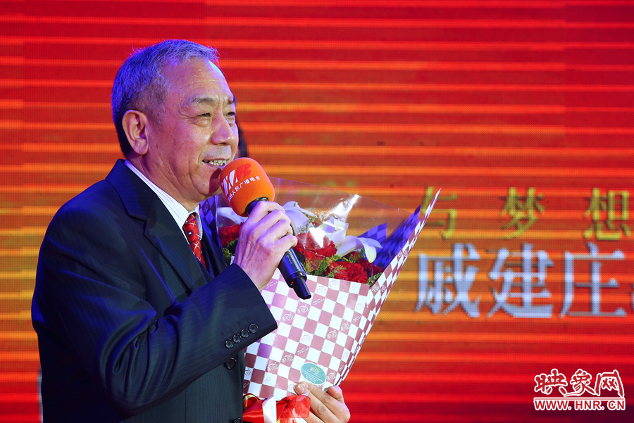 戚建莊向詩歌愛好者表達謝意。