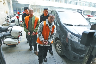 倆刑釋男子，冒充“富二代”，微信搜附近的人，專搶出入娛樂場所女性