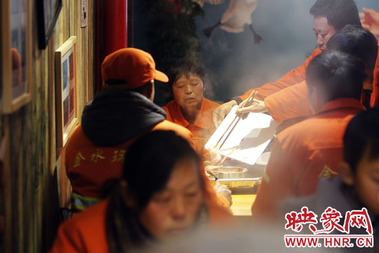 鄭州黃河路衛(wèi)生路附近一家火鍋店，宴請130名環(huán)衛(wèi)工人吃火鍋。