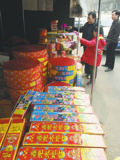 一家鞭炮攤兒前，只有少數(shù)人駐足購買。