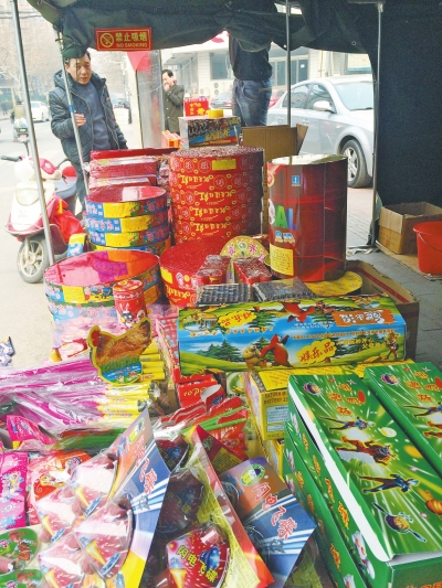 　鞭炮攤兒主售賣的煙花爆竹種類齊全。
